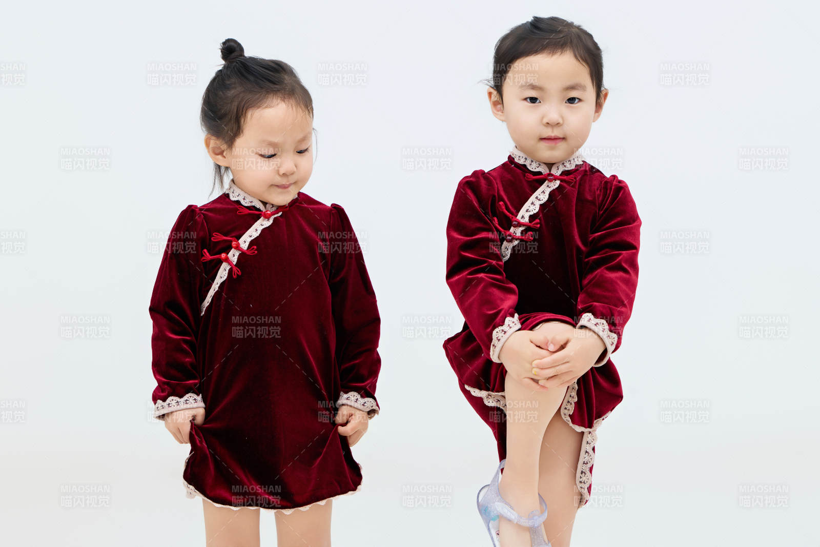 白色背景下頑皮可愛的雙胞胎小女孩-攝影圖