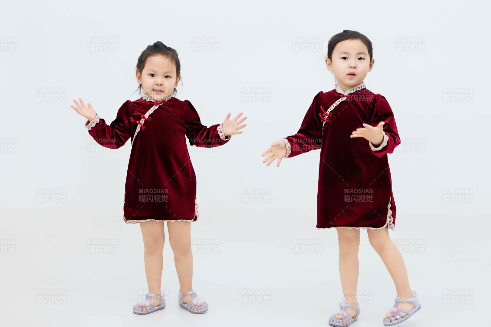 白色背景下頑皮可愛的雙胞胎小女孩