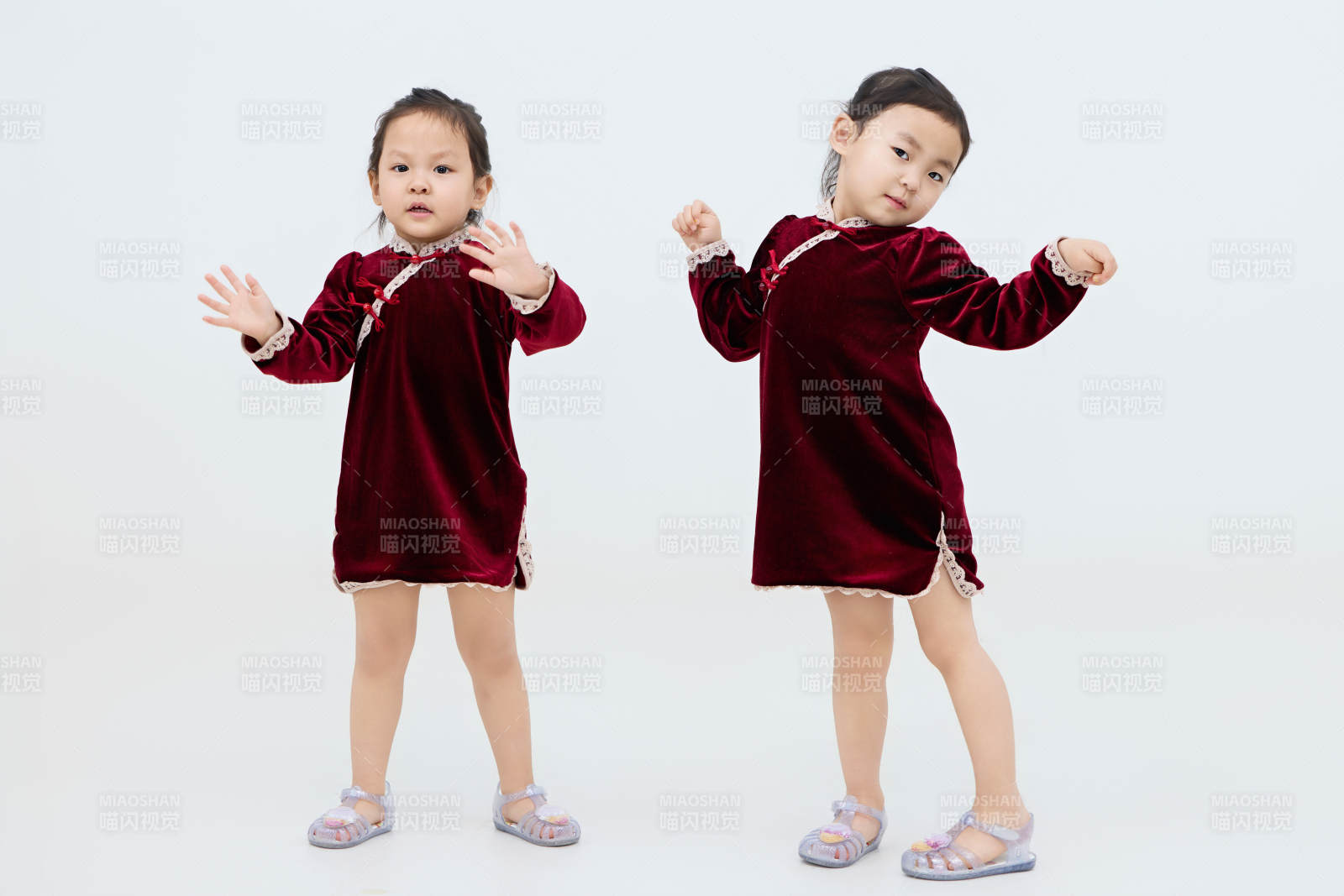 白色背景下顽皮可爱的双胞胎小女孩