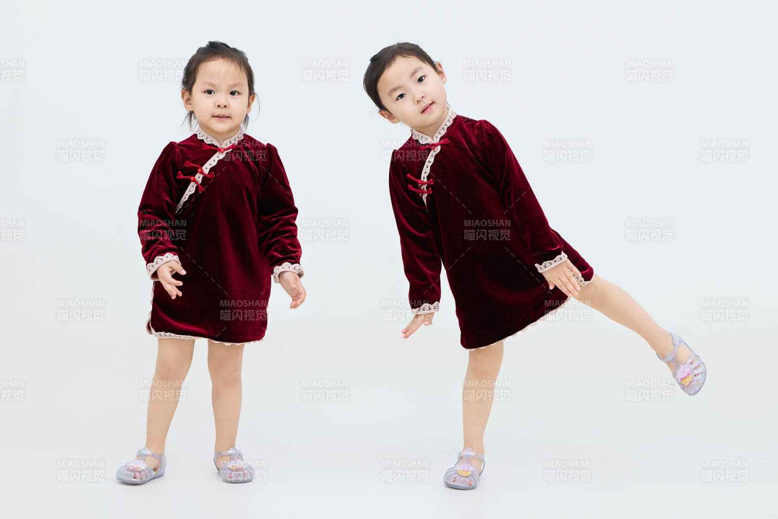 白色背景下頑皮可愛的雙胞胎小女孩-攝影圖