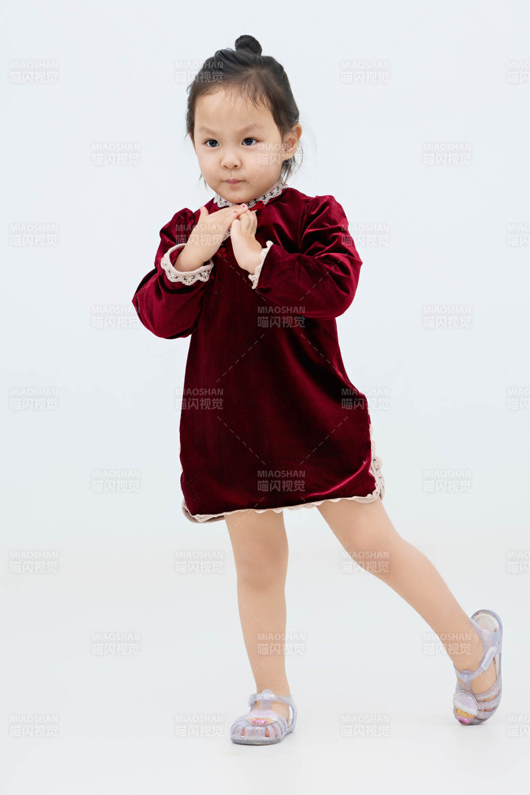 白色背景下可愛的中國小女孩