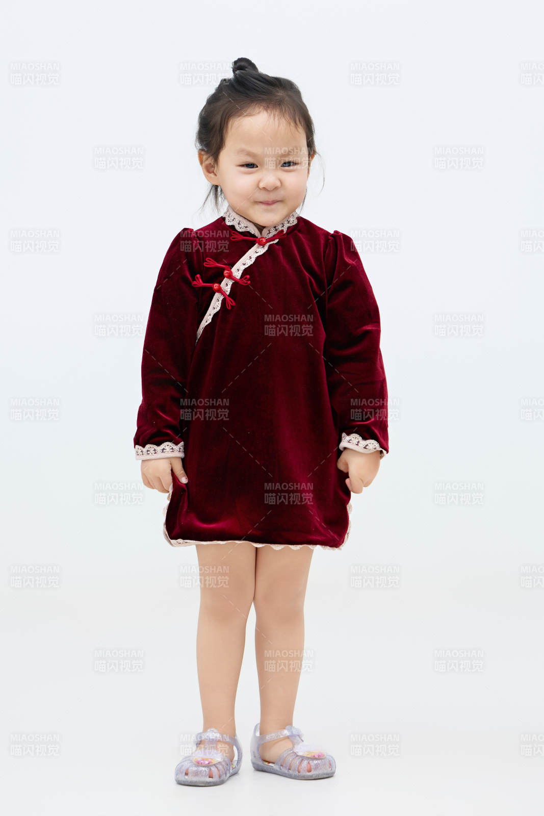 白色背景下可愛的中國小女孩