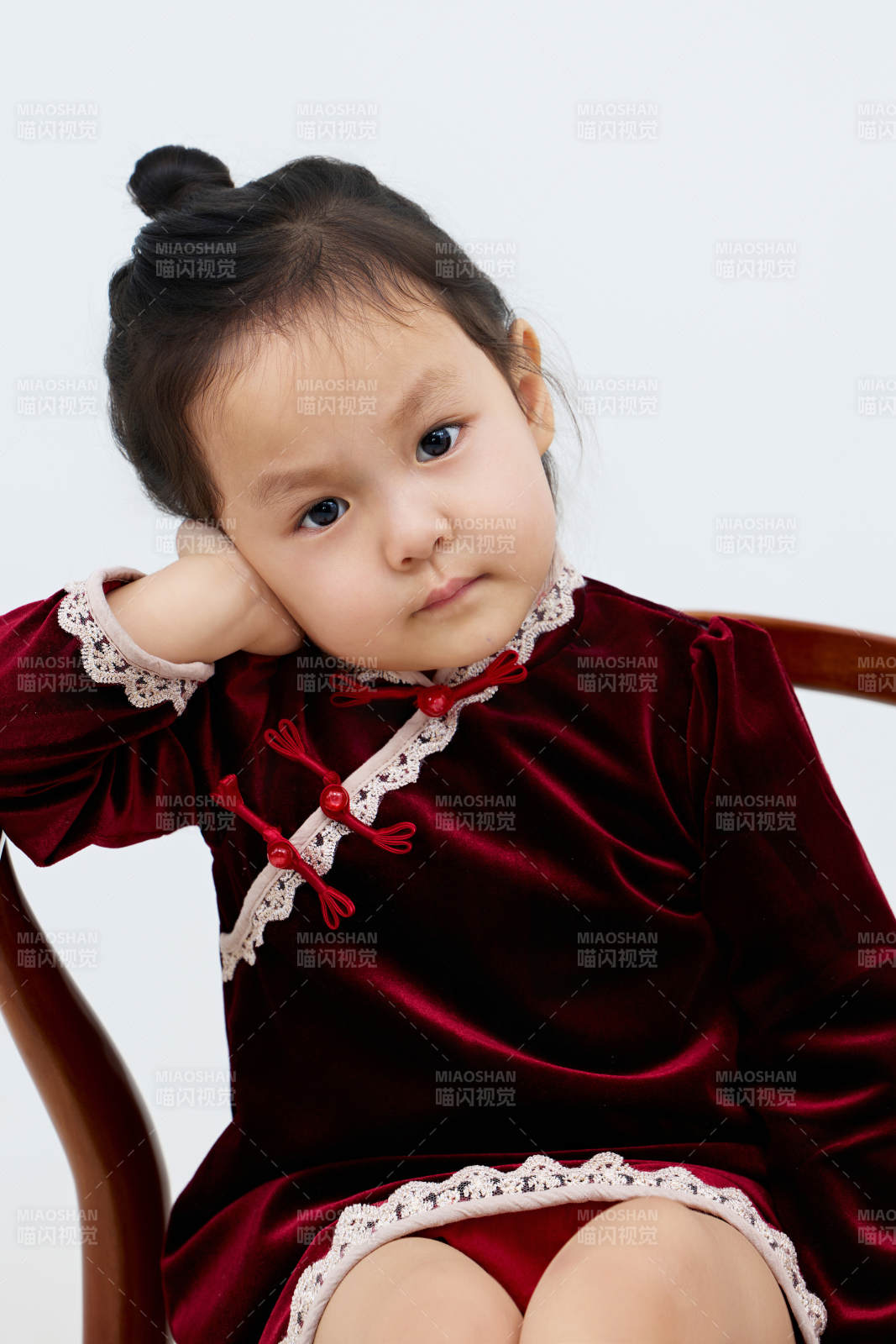 白色背景下可爱的中国小女孩