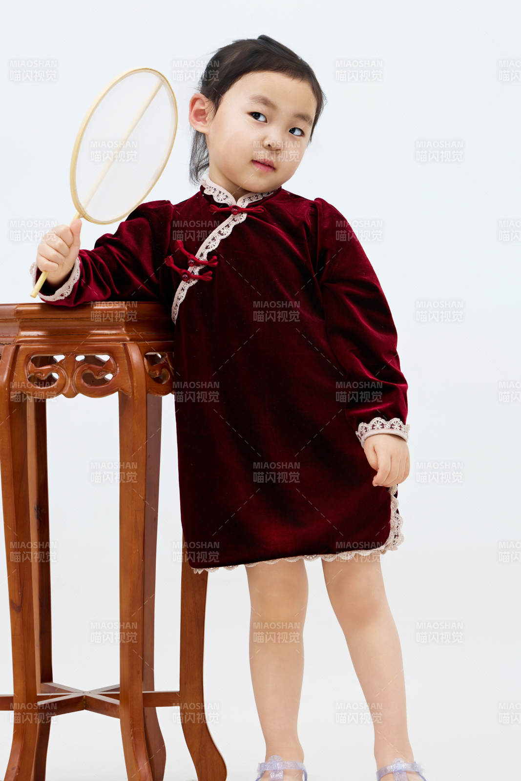 白色背景下可爱的中国小女孩