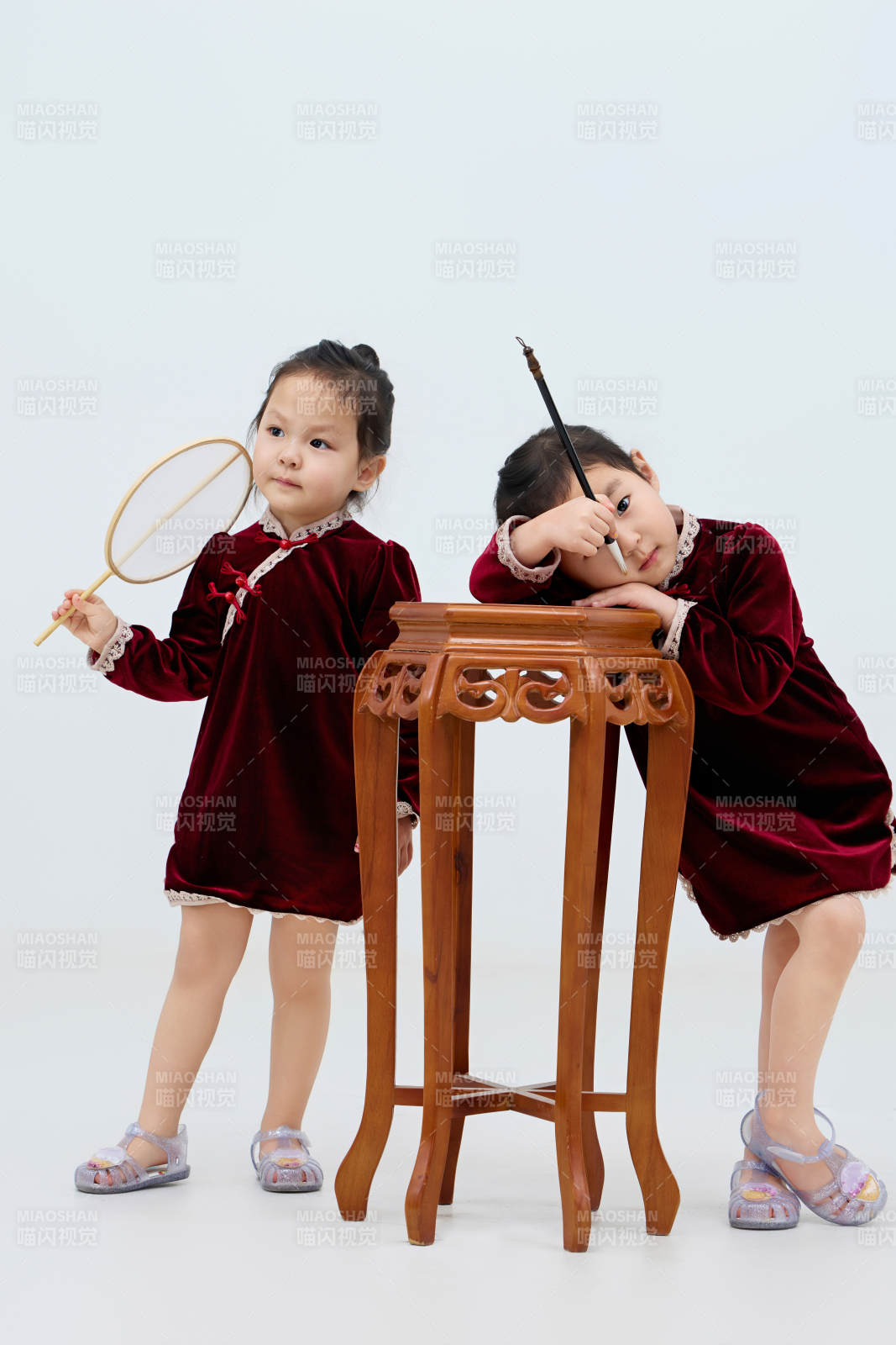 白色背景下頑皮可愛的雙胞胎小女孩