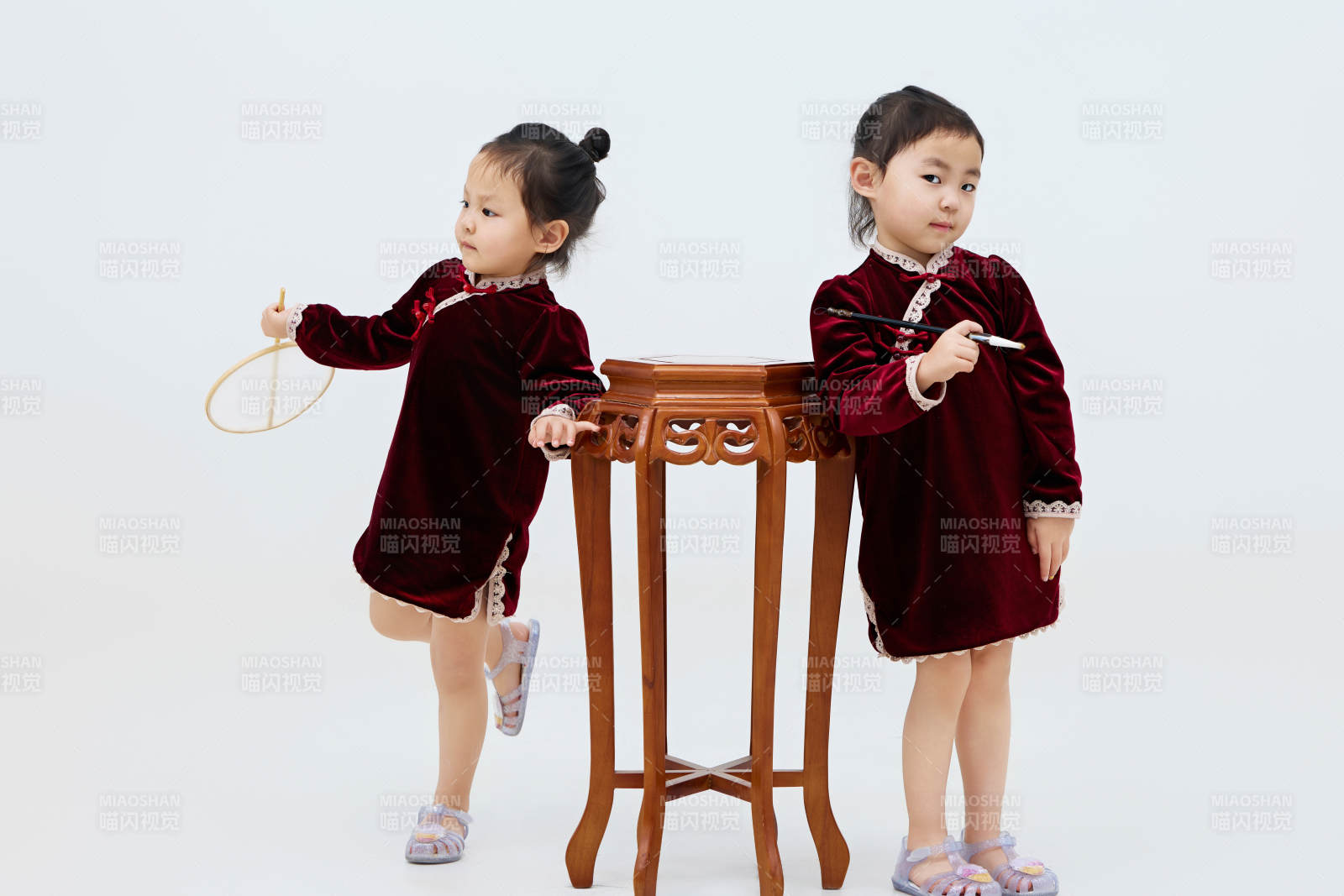 白色背景下頑皮可愛的雙胞胎小女孩