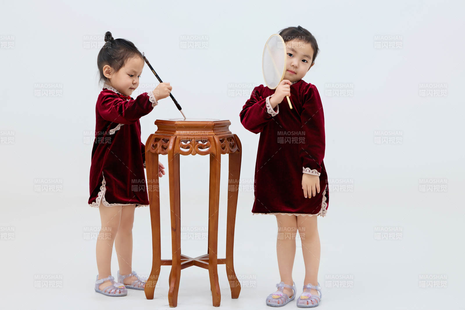 白色背景下頑皮可愛的雙胞胎小女孩