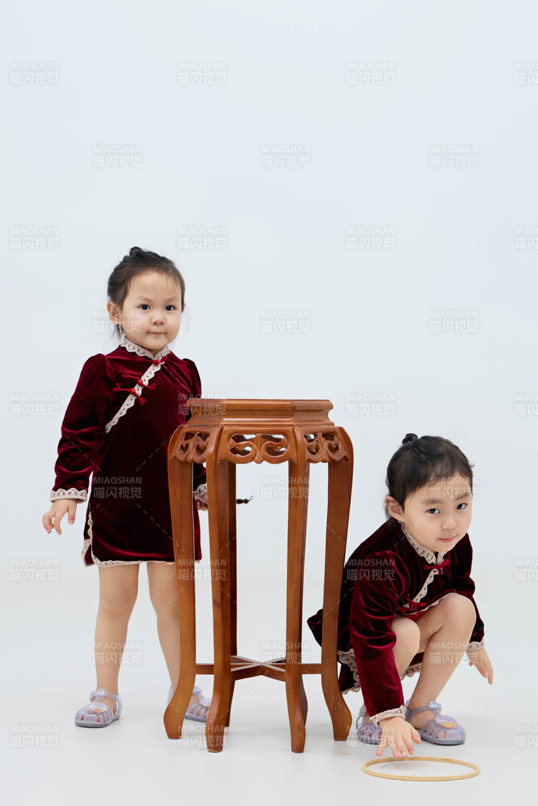 白色背景下頑皮可愛的雙胞胎小女孩