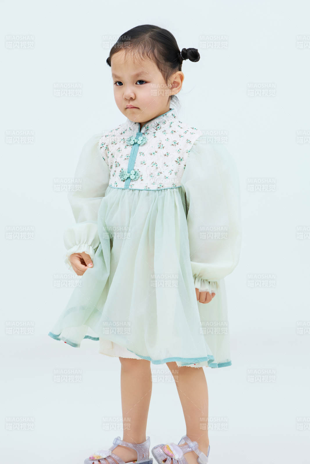 白色背景下可愛的中國小女孩