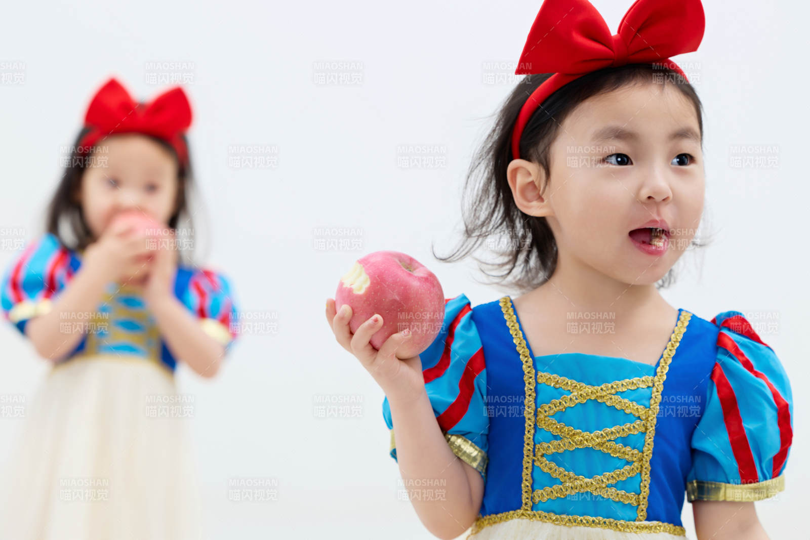 白色背景下頑皮可愛的雙胞胎小女孩