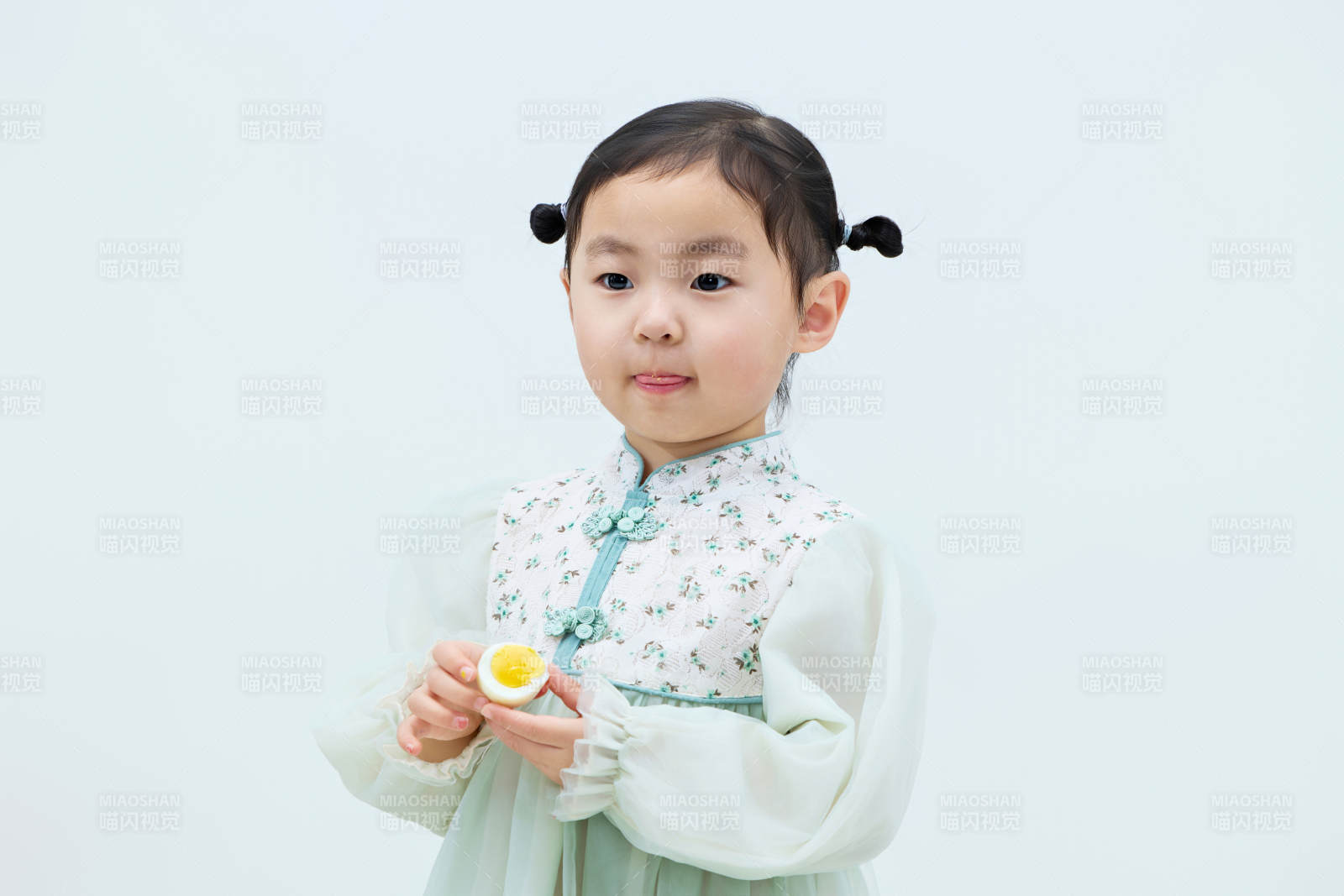 白色背景下可爱的中国小女孩