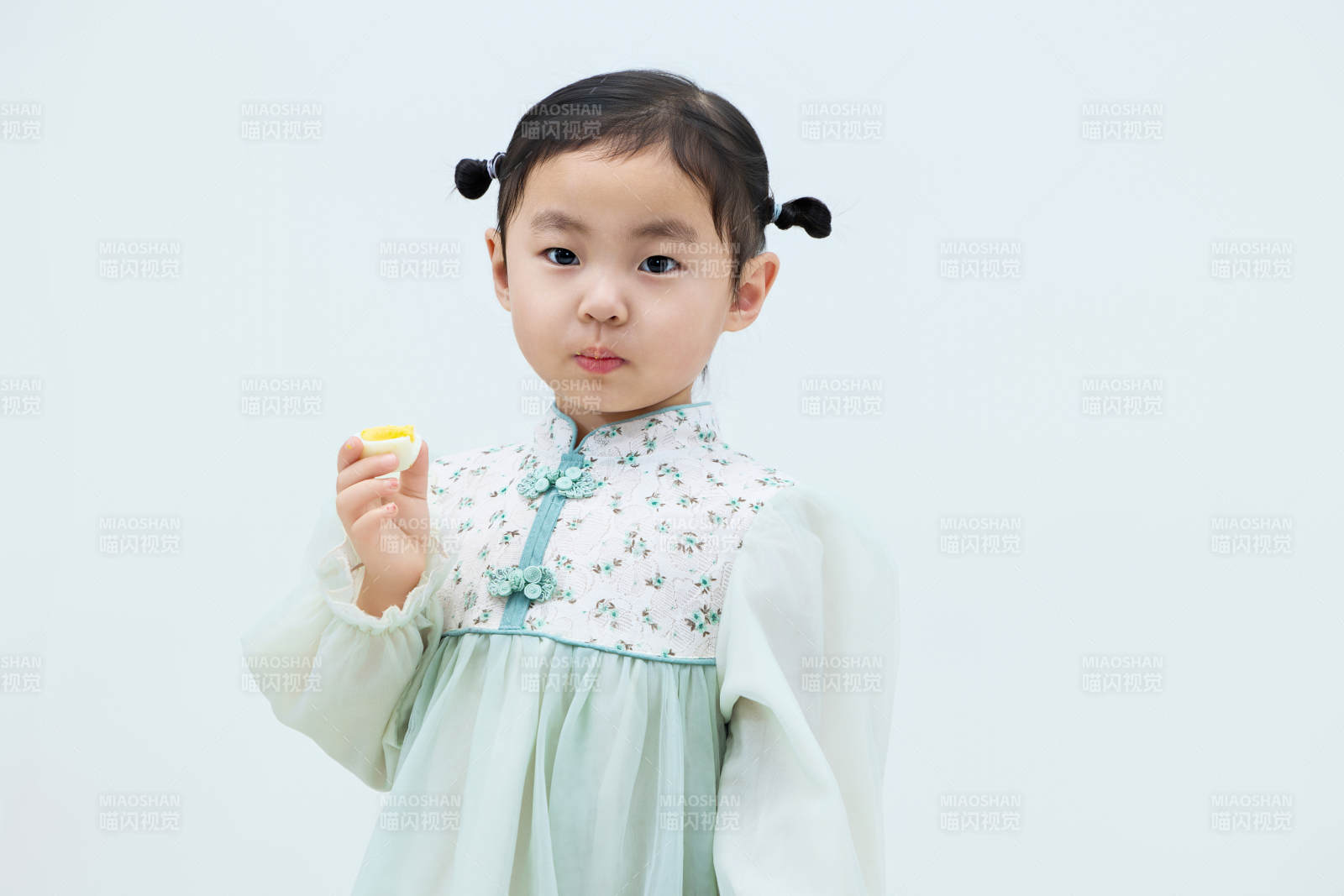 白色背景下可爱的中国小女孩