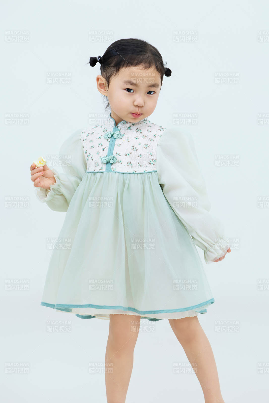 白色背景下可爱的中国小女孩