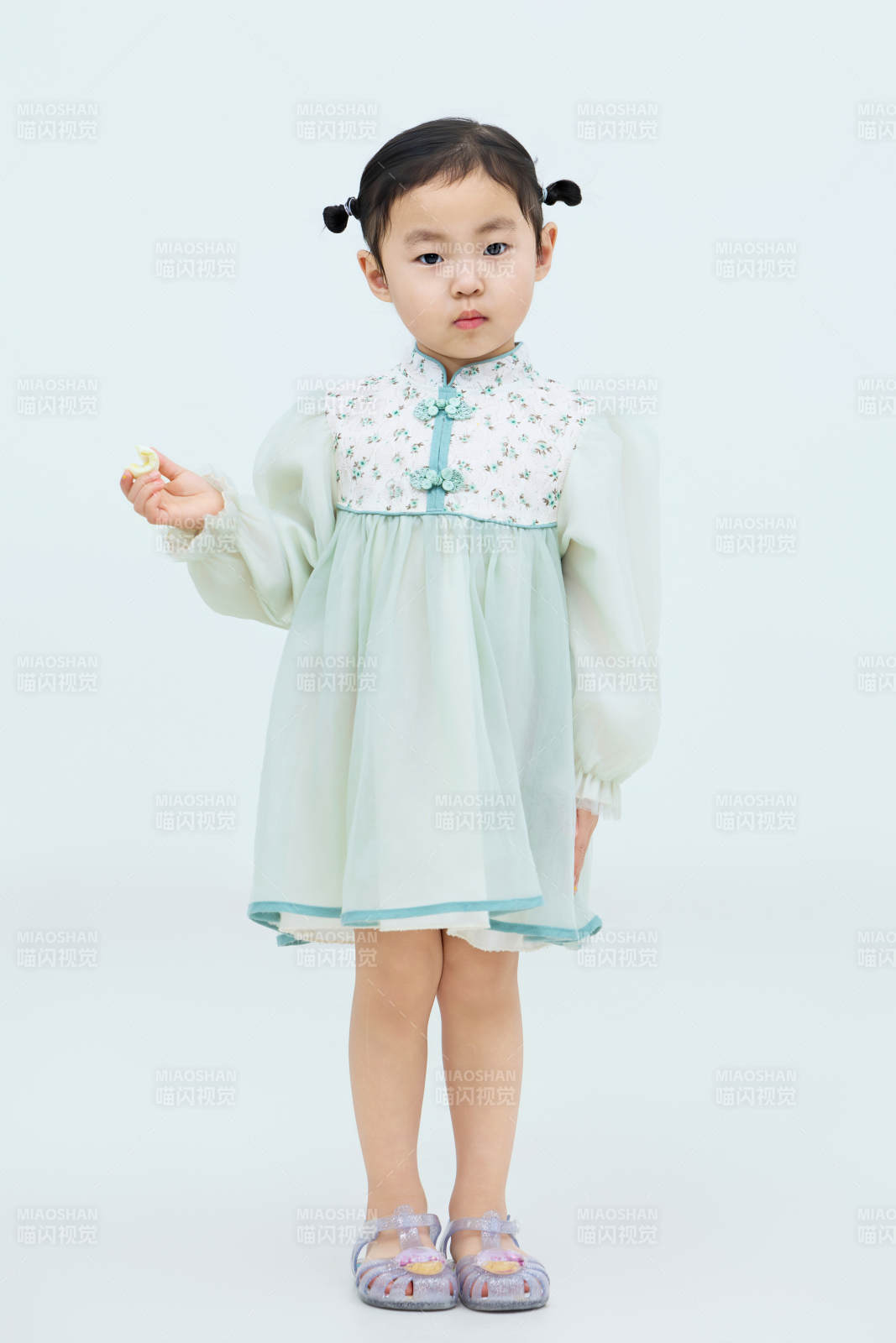 白色背景下可愛的中國小女孩