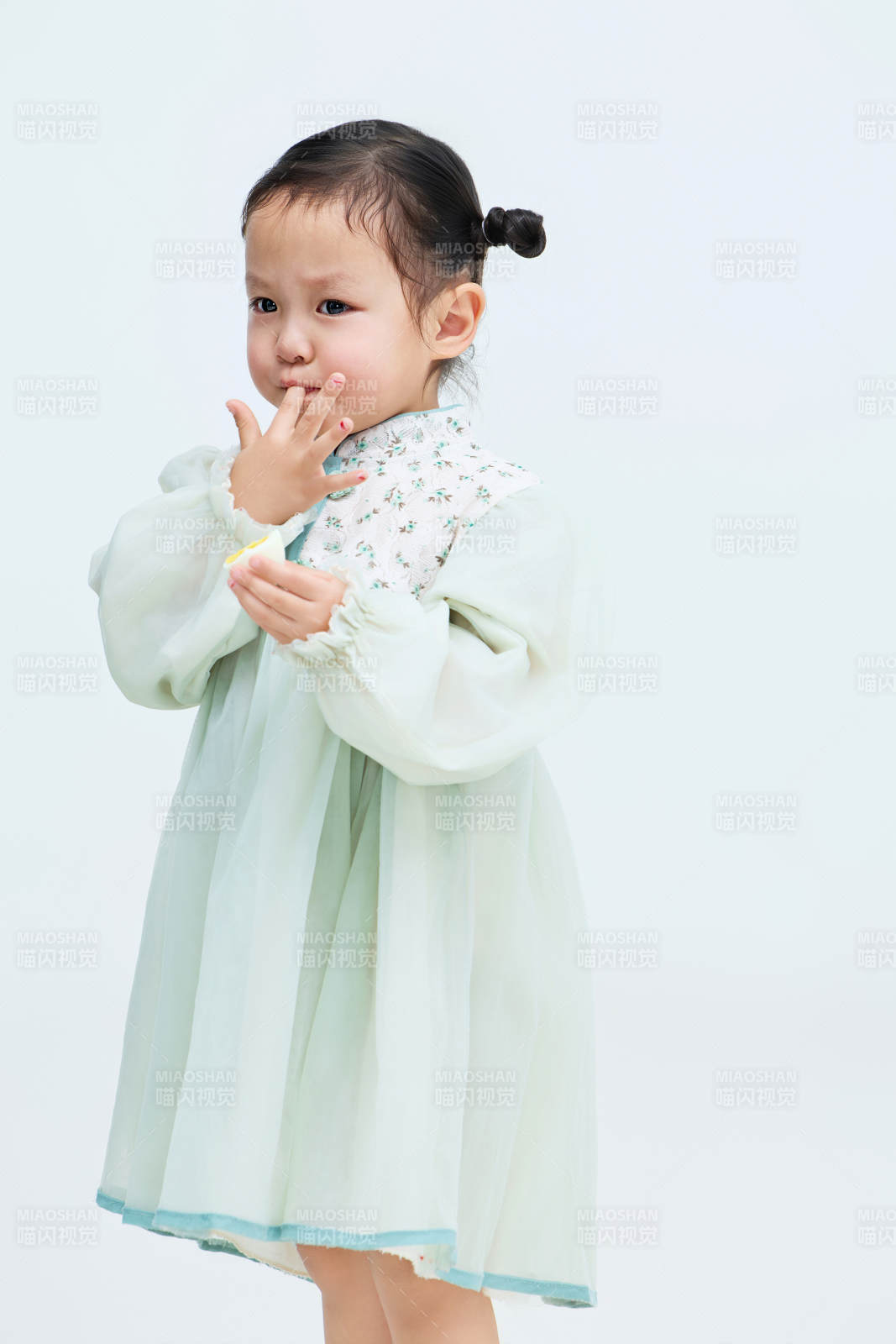 白色背景下可愛的中國小女孩