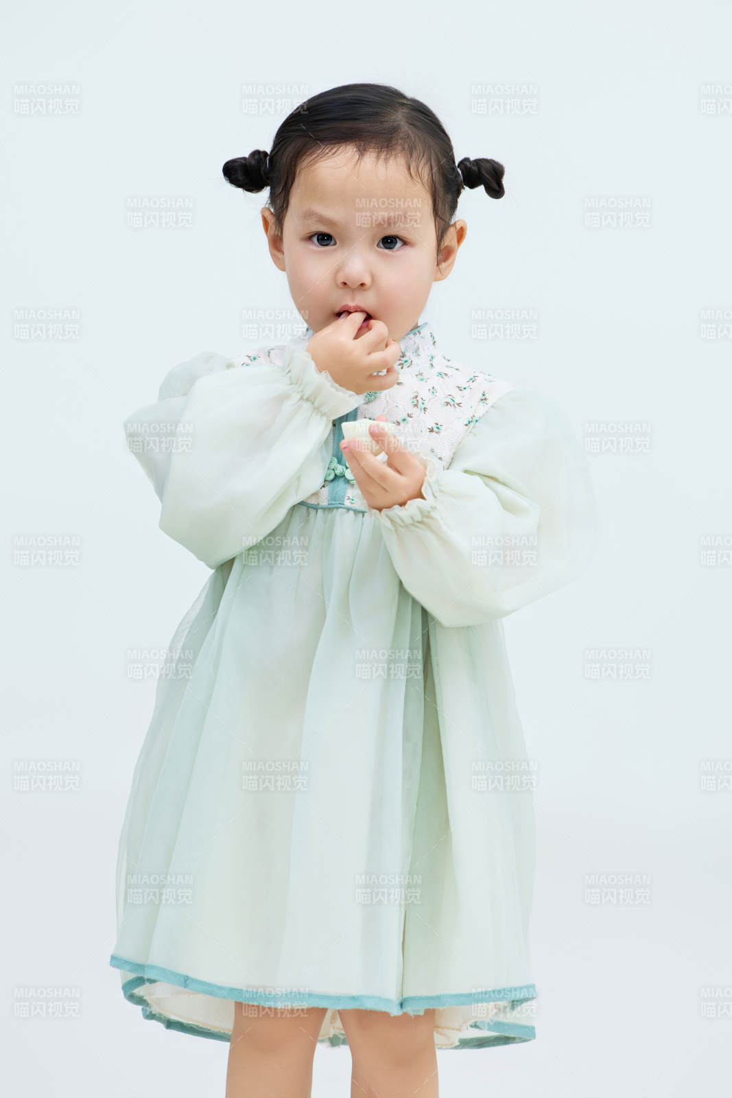 白色背景下可愛的中國小女孩