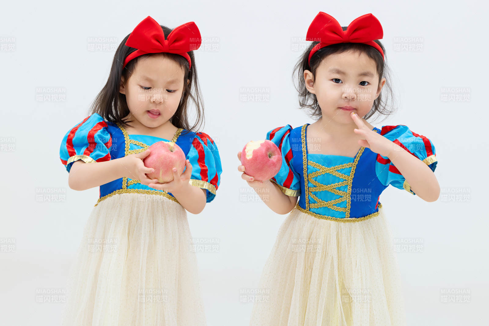白色背景下頑皮可愛的雙胞胎小女孩