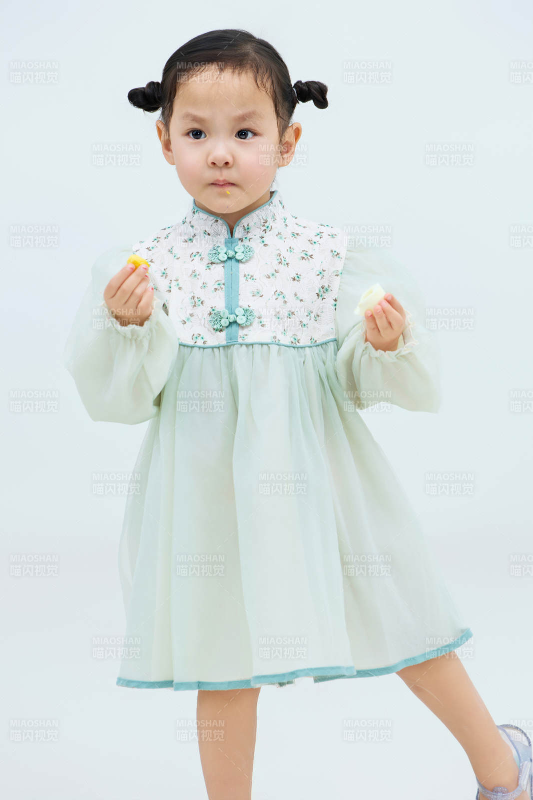 白色背景下可爱的中国小女孩