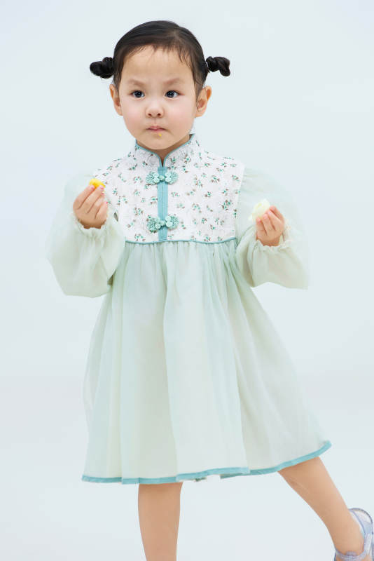 白色背景下可爱的中国小女孩