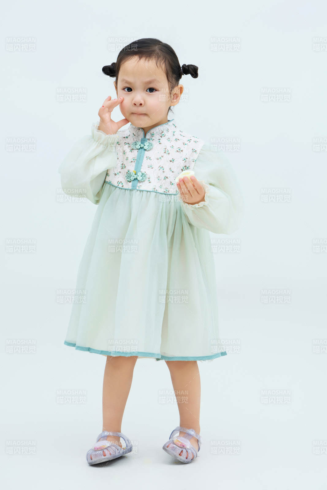 白色背景下可爱的中国小女孩