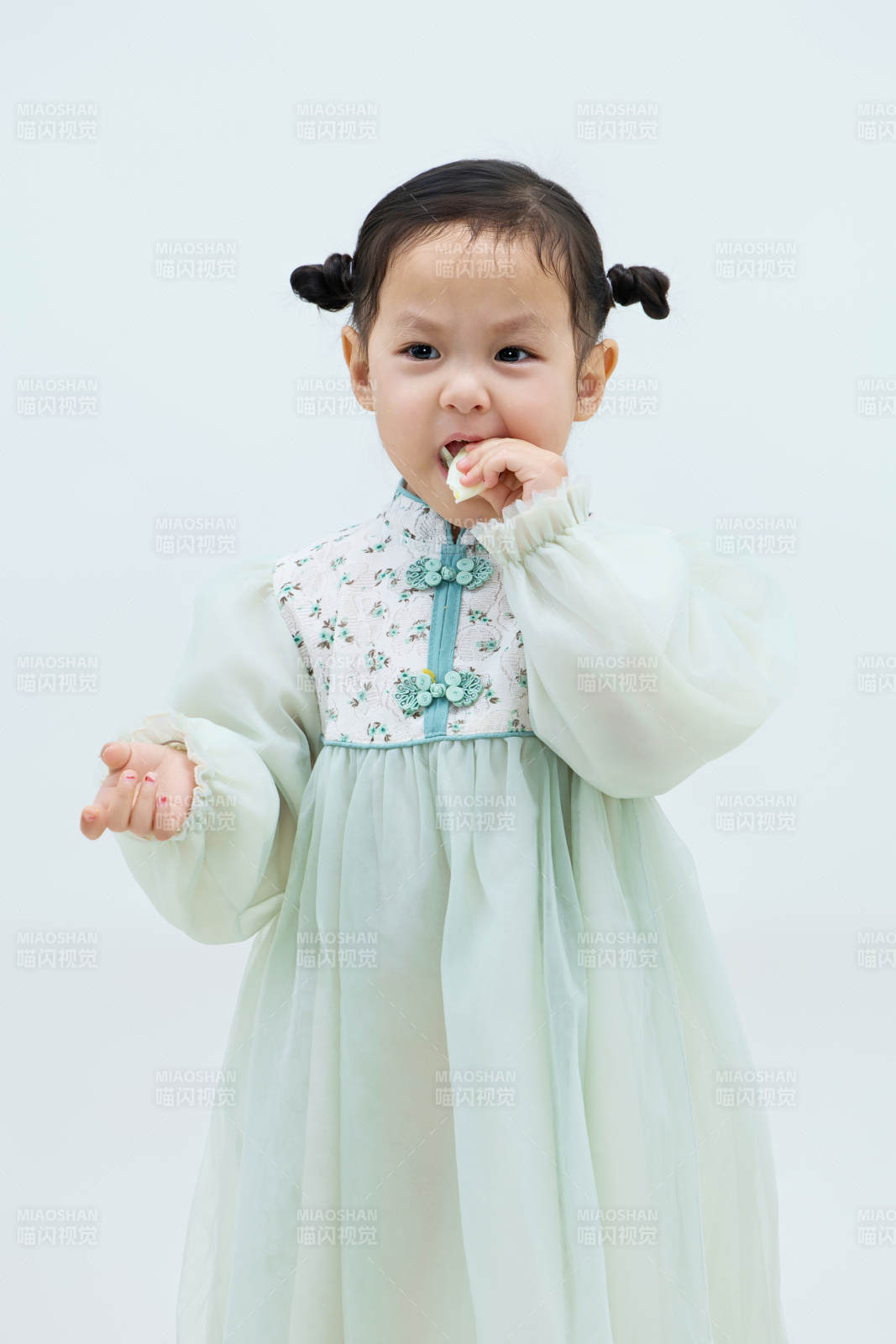 白色背景下可愛的中國小女孩