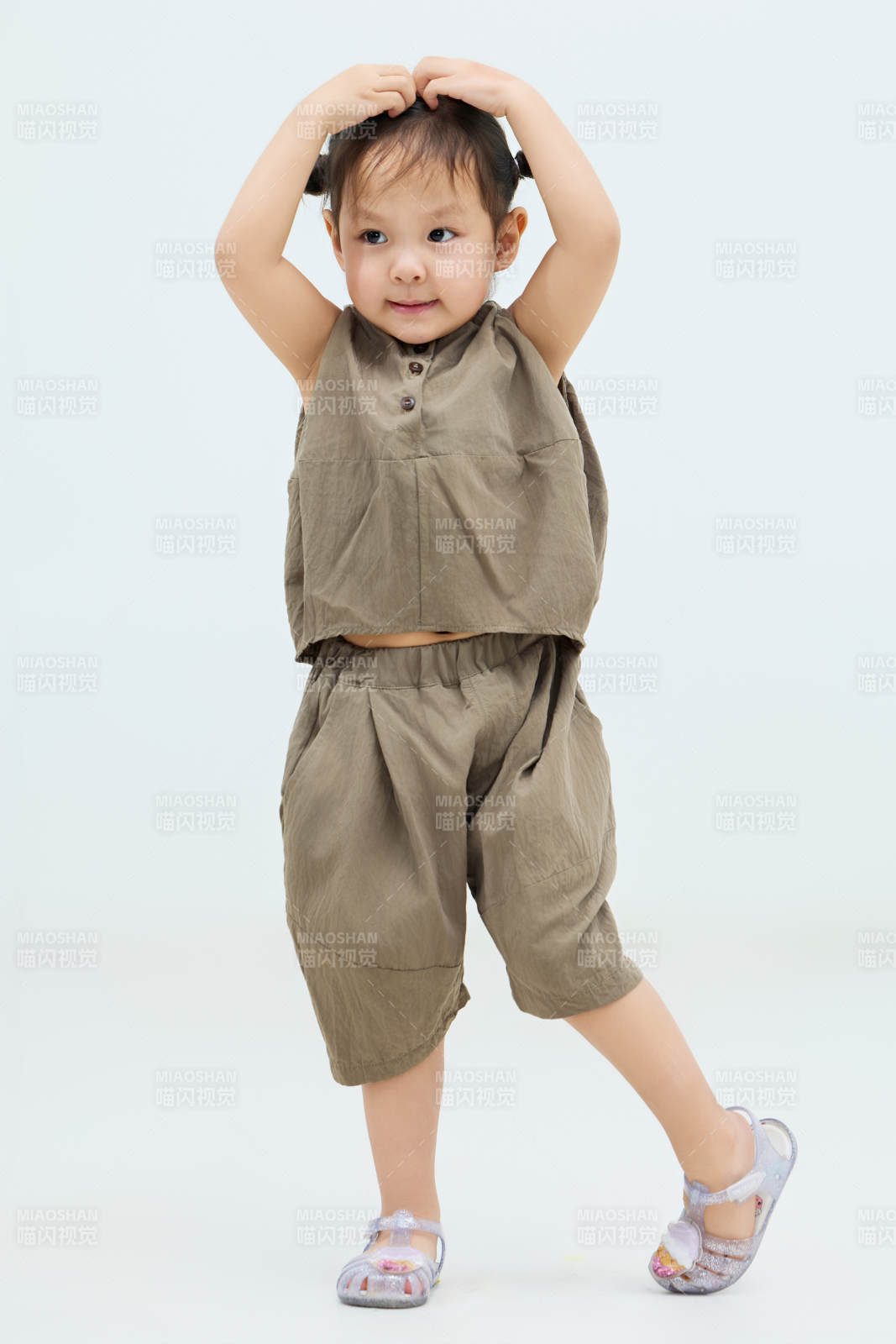 白色背景下可愛的中國小女孩