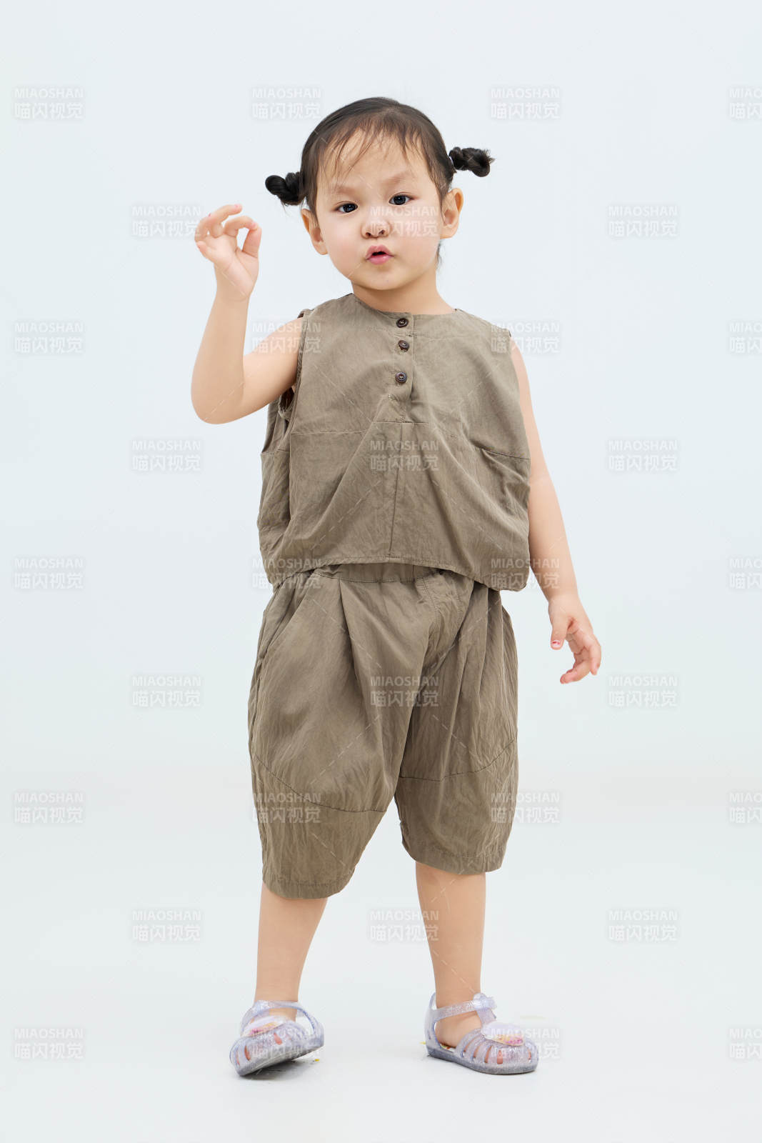 白色背景下可愛(ài)的中國(guó)小女孩