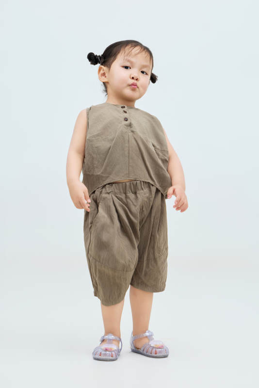 白色背景下可爱的中国小女孩