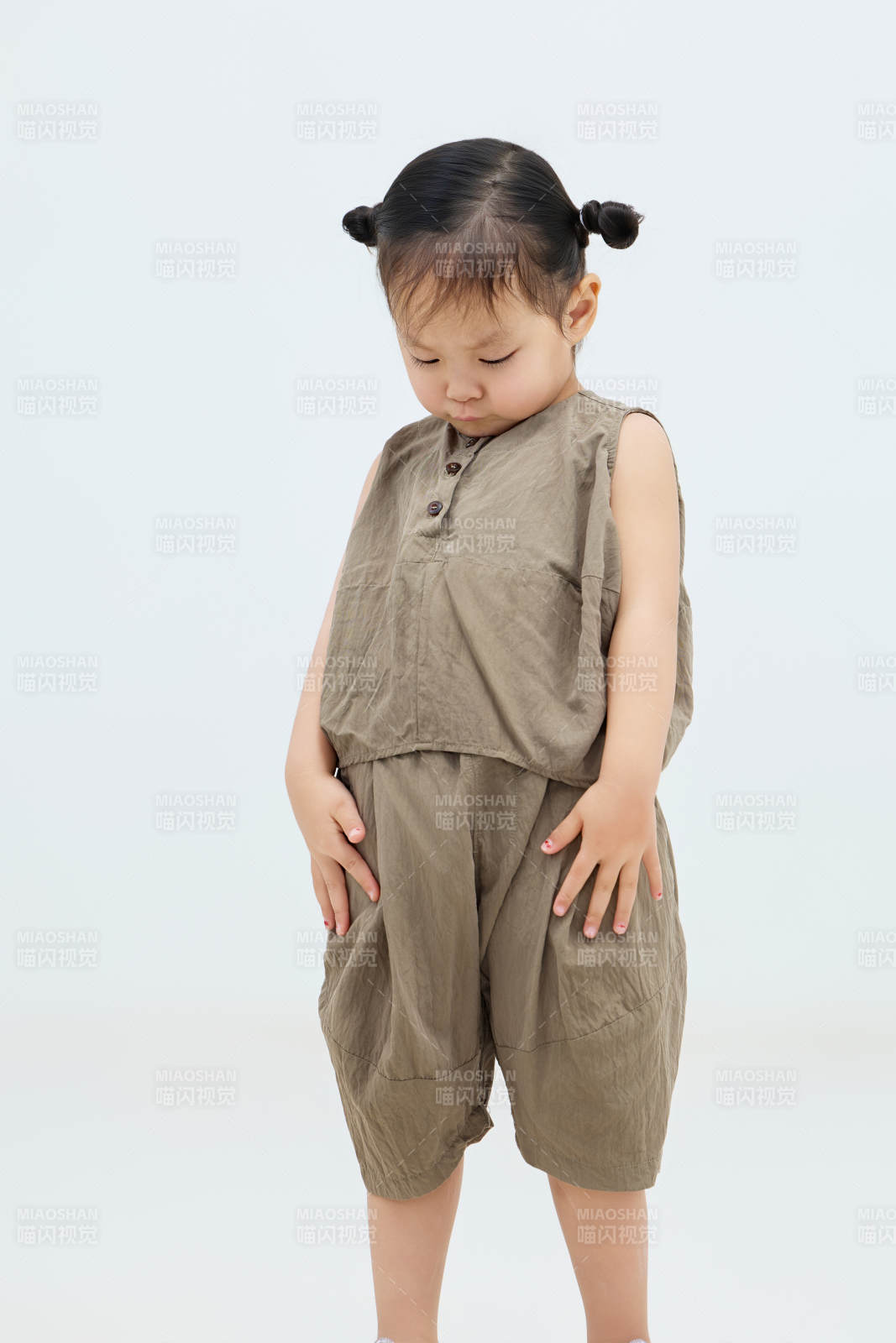 白色背景下可爱的中国小女孩