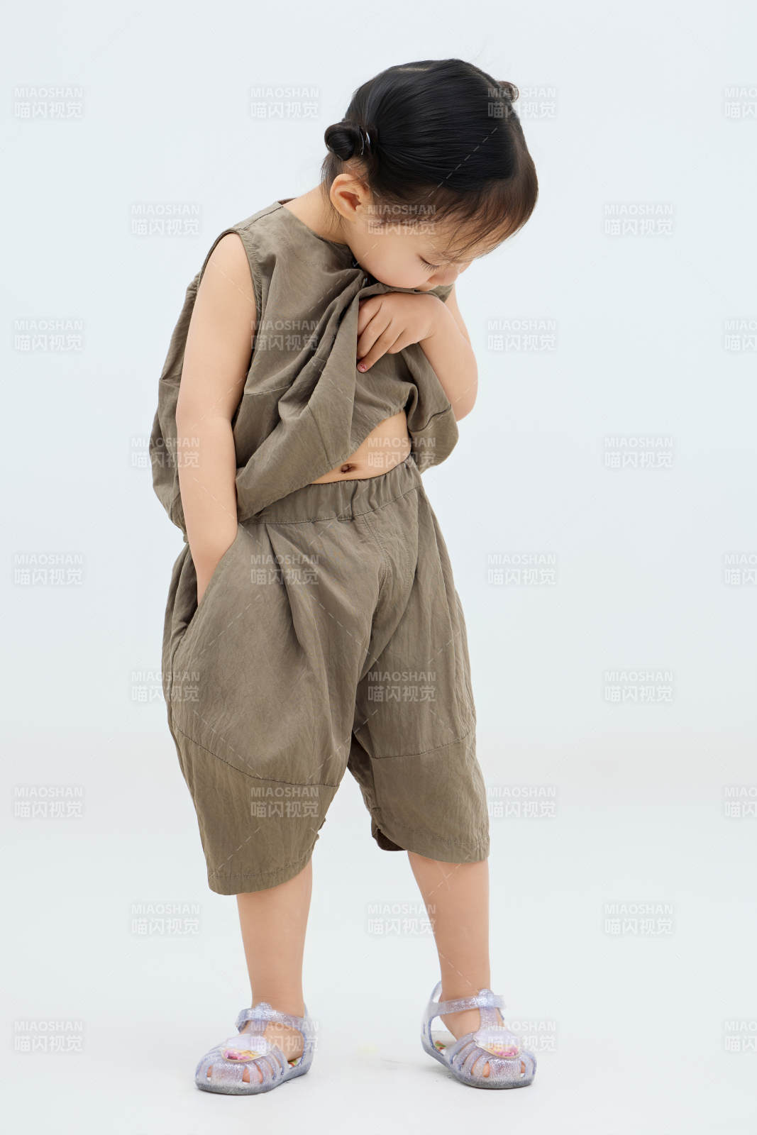 白色背景下可愛的中國小女孩