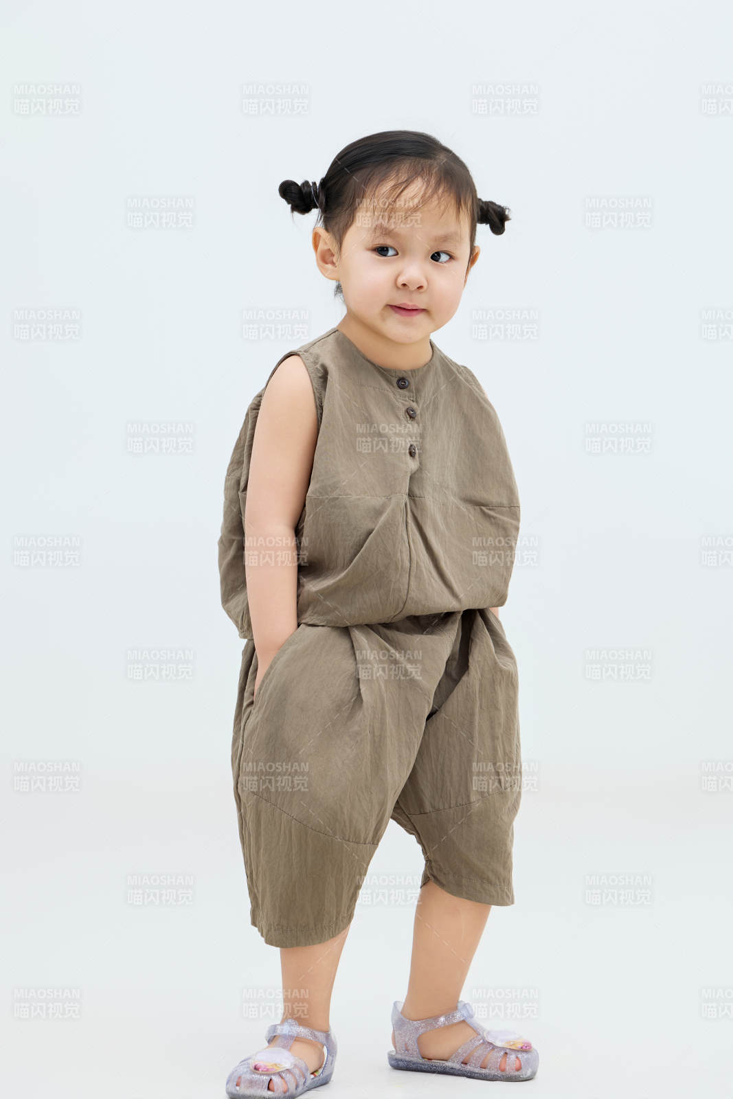 白色背景下可愛的中國小女孩