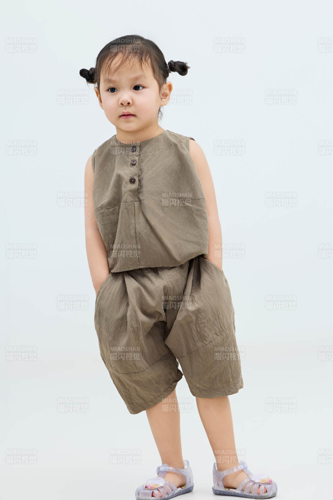 白色背景下可爱的中国小女孩