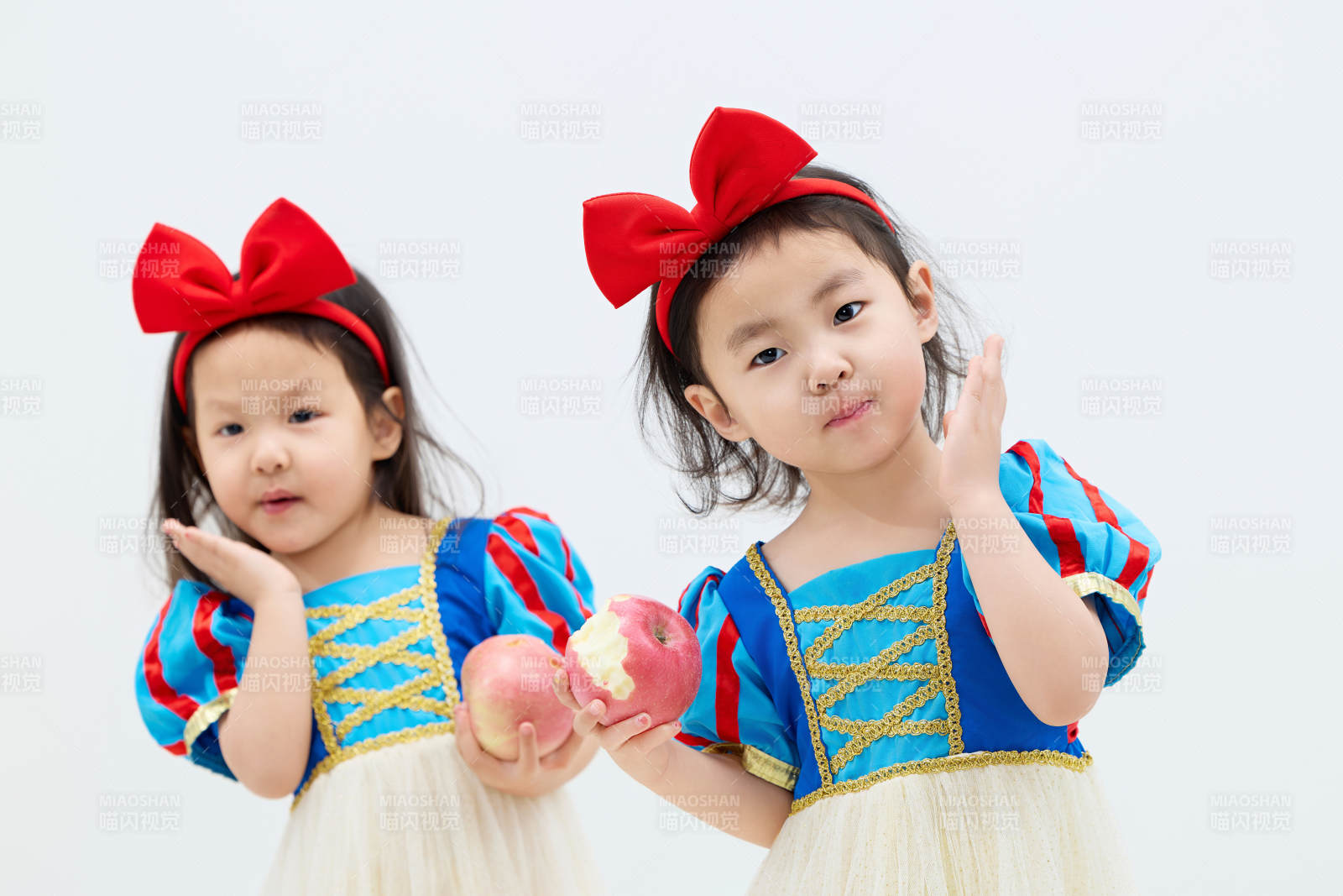 白色背景下頑皮可愛的雙胞胎小女孩