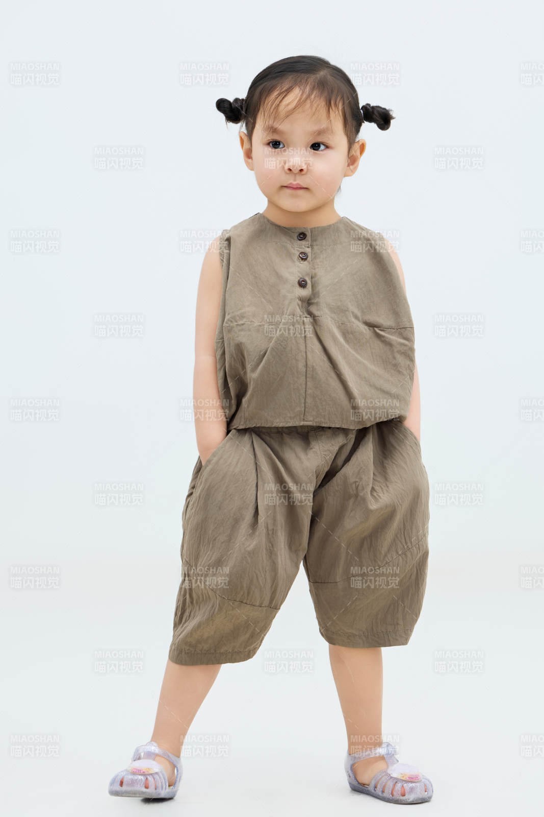 白色背景下可愛的中國小女孩