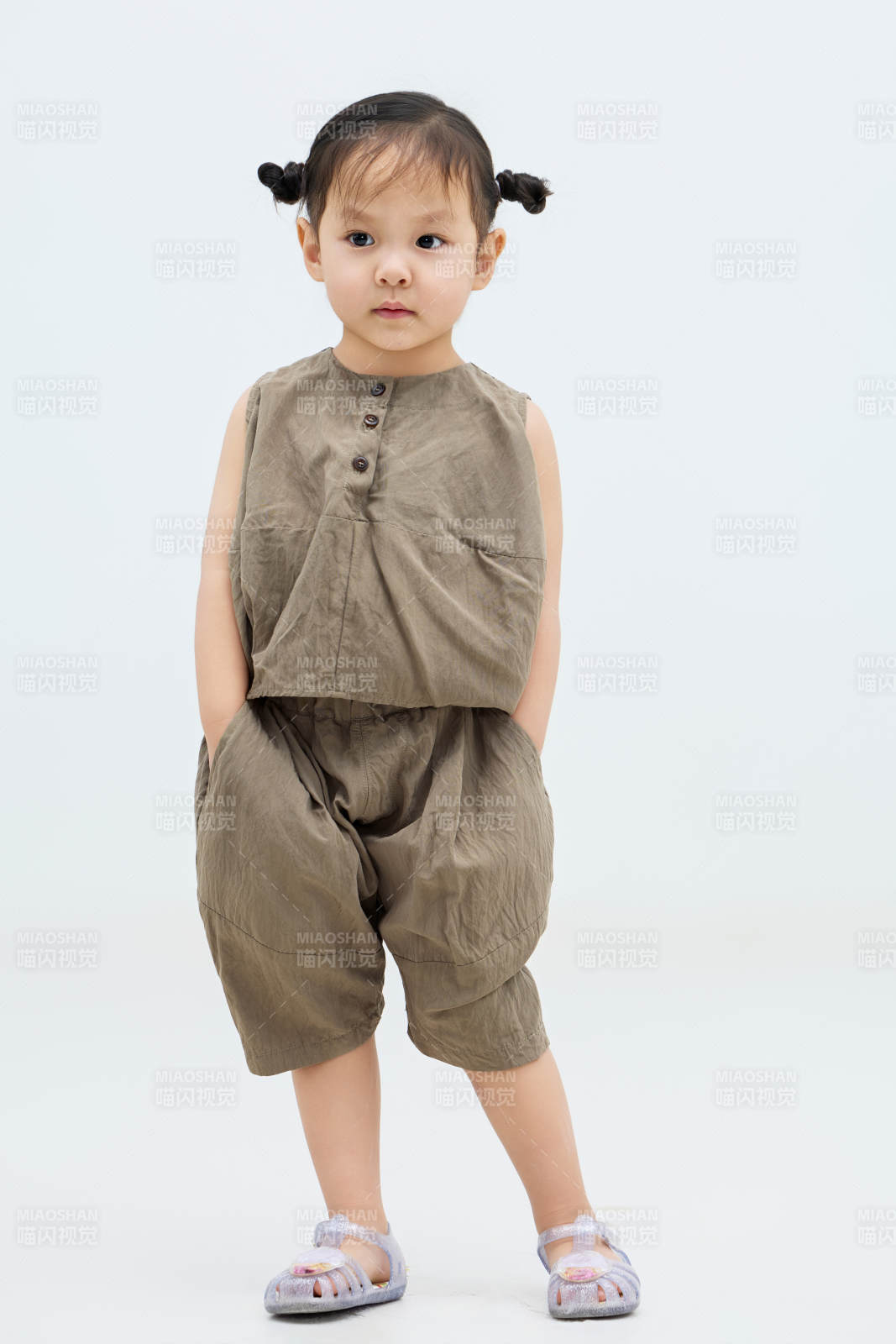 白色背景下可愛的中國小女孩