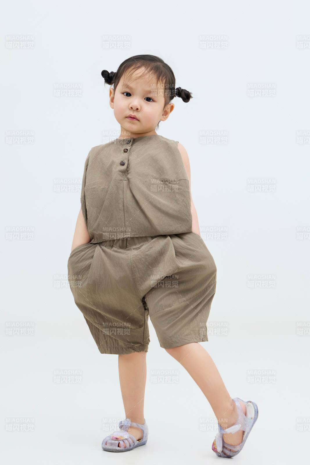 白色背景下可爱的中国小女孩