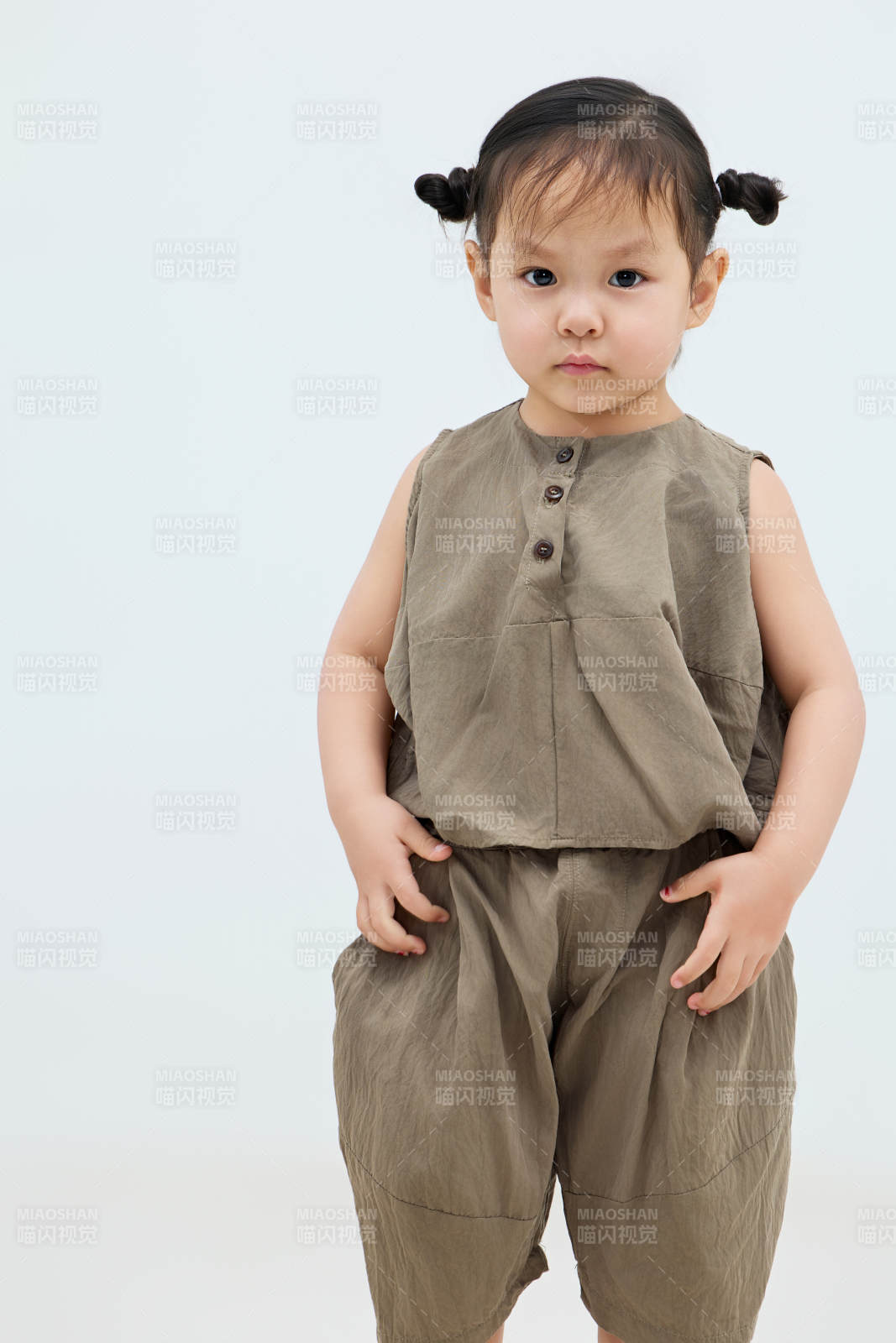 白色背景下可愛的中國小女孩