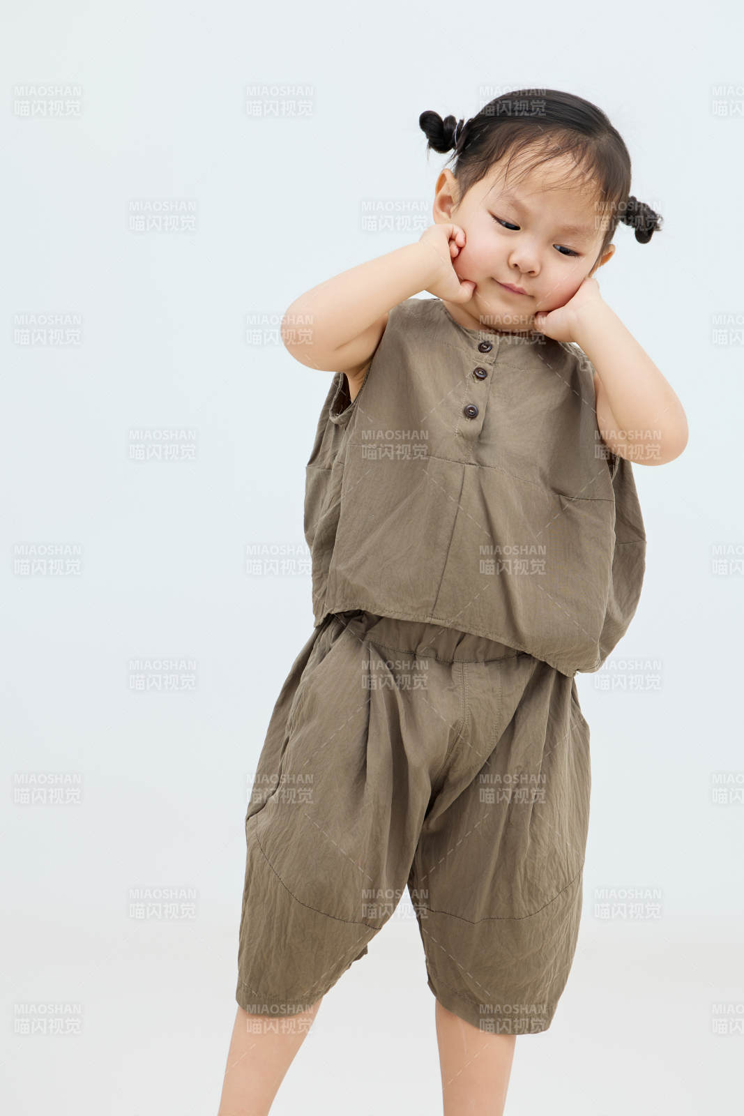 白色背景下可愛的中國(guó)小女孩