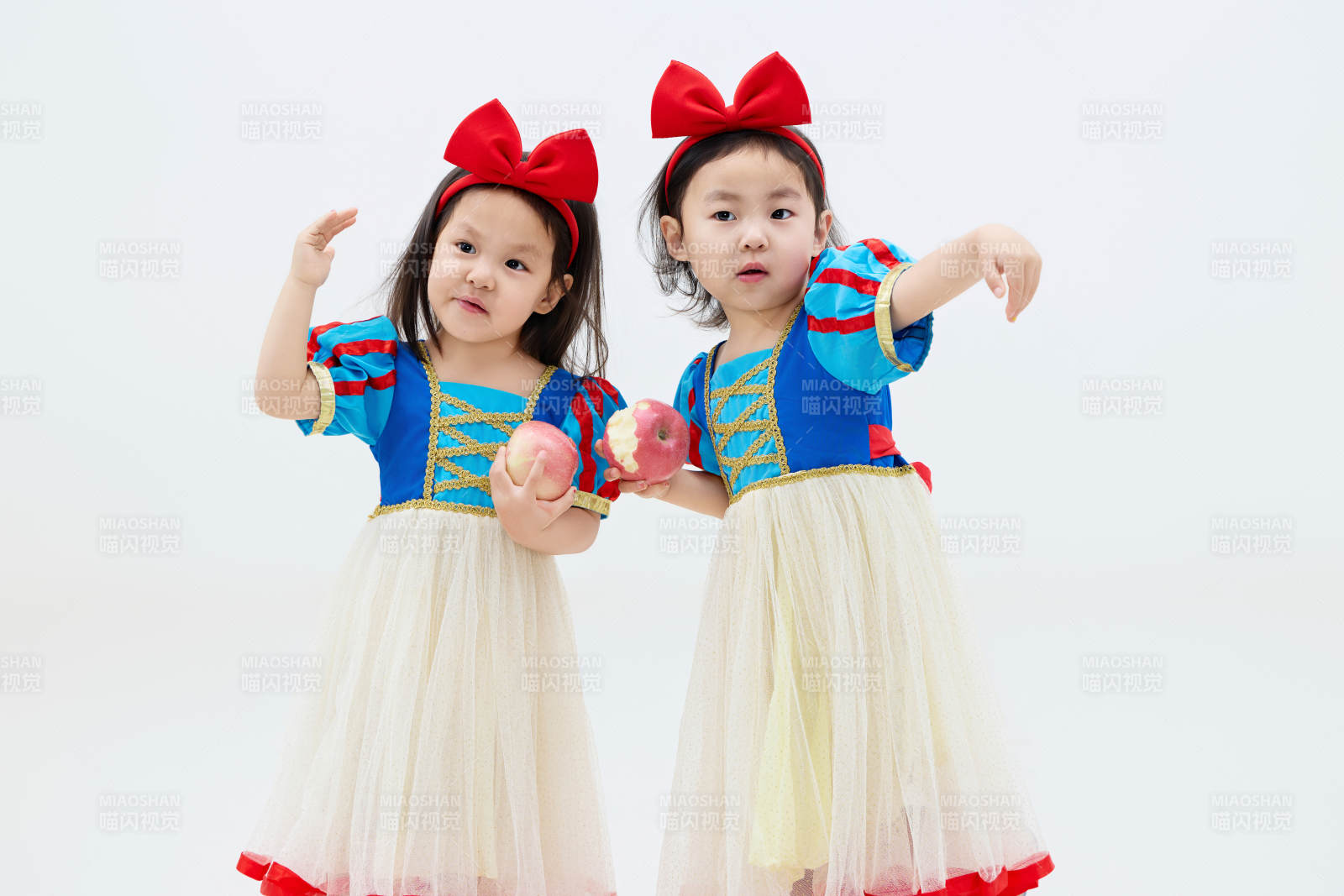白色背景下頑皮可愛的雙胞胎小女孩