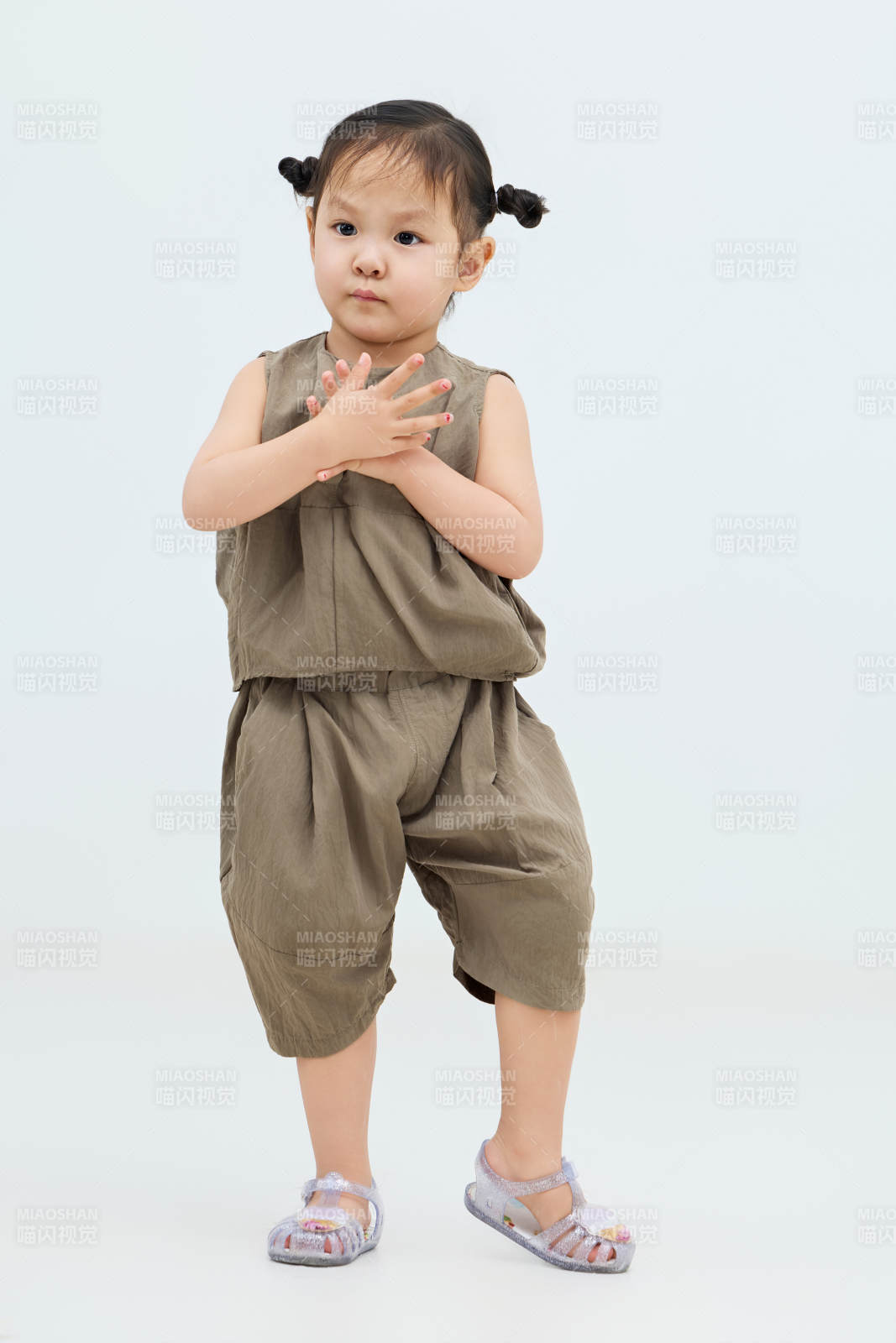 白色背景下可愛的中國小女孩