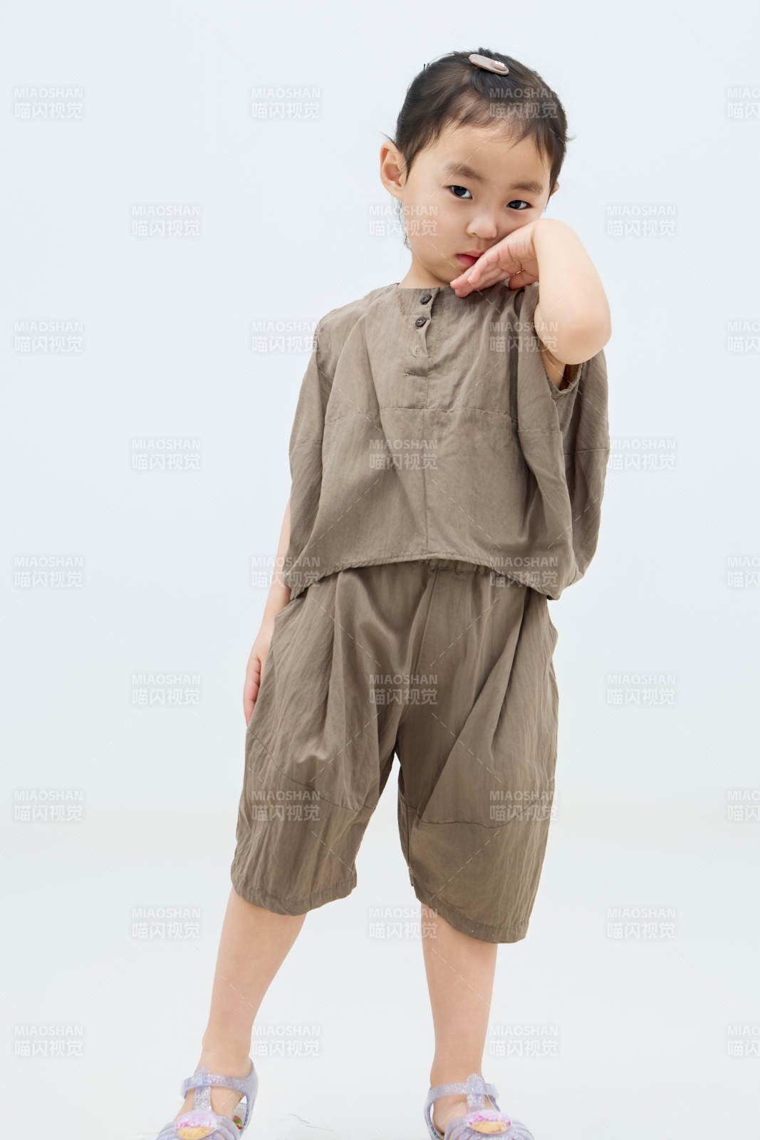 白色背景下可愛的中國小女孩