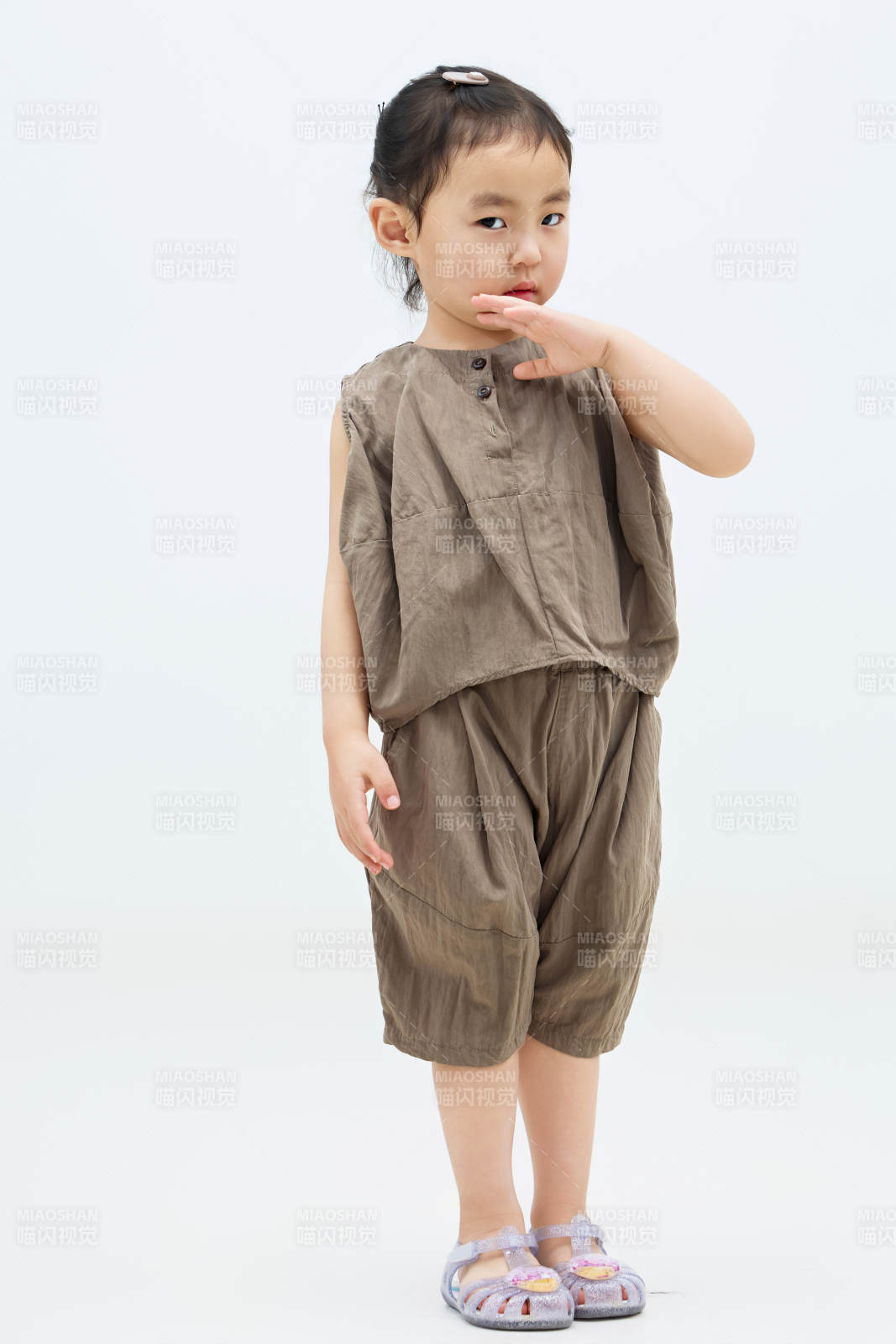 白色背景下可愛的中國小女孩