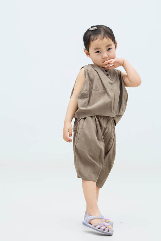 白色背景下可爱的中国小女孩