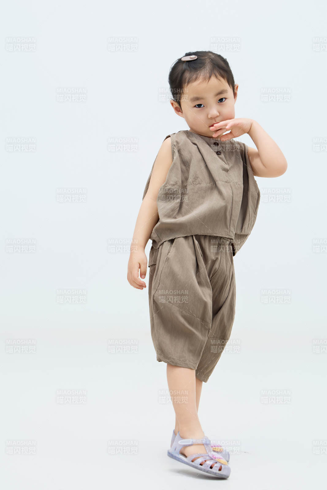 白色背景下可爱的中国小女孩