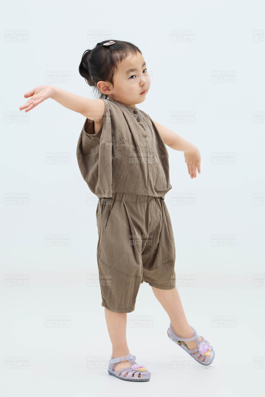 白色背景下可愛的中國小女孩