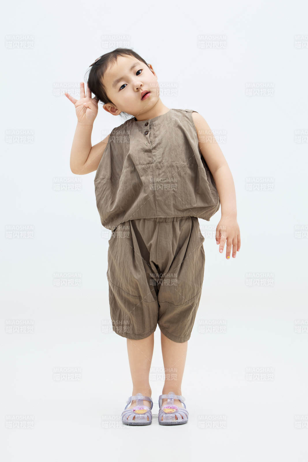 白色背景下可愛的中國小女孩