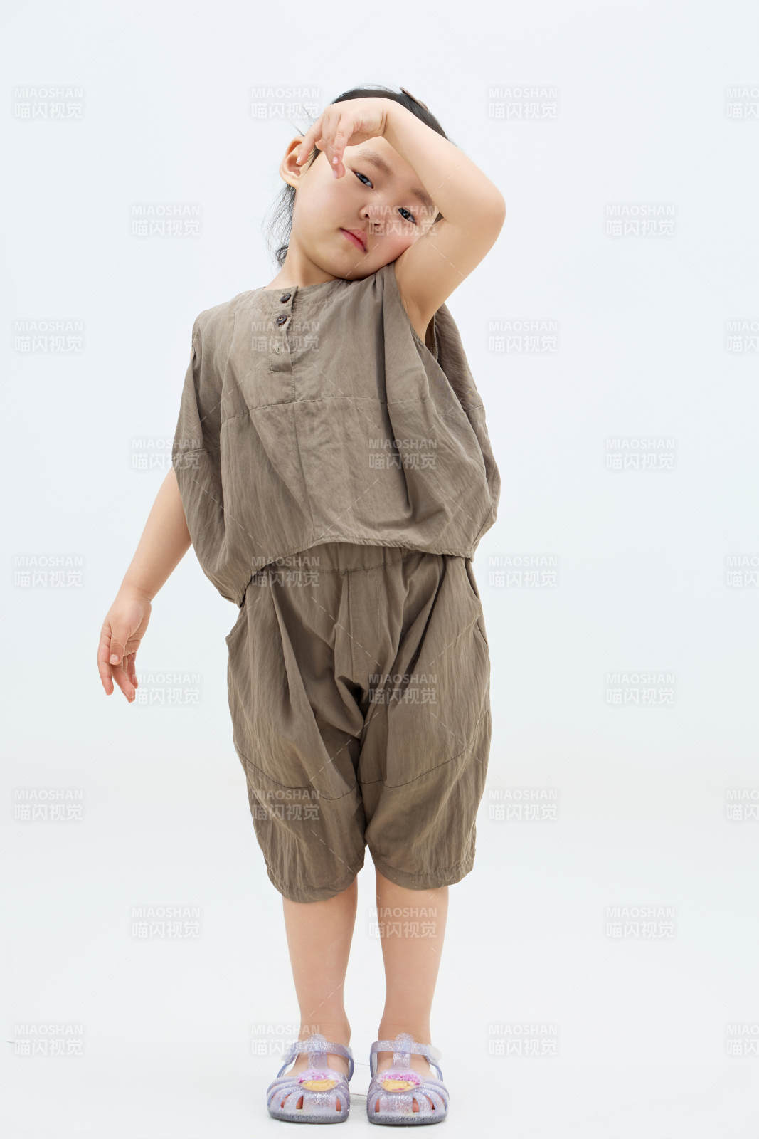 白色背景下可愛的中國小女孩