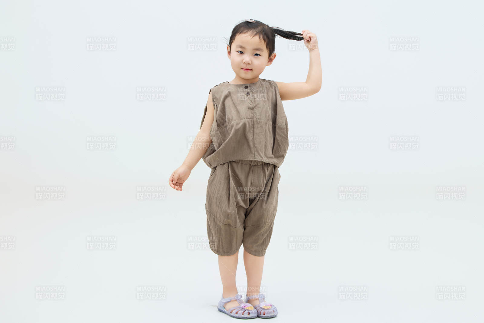 白色背景下可爱的中国小女孩