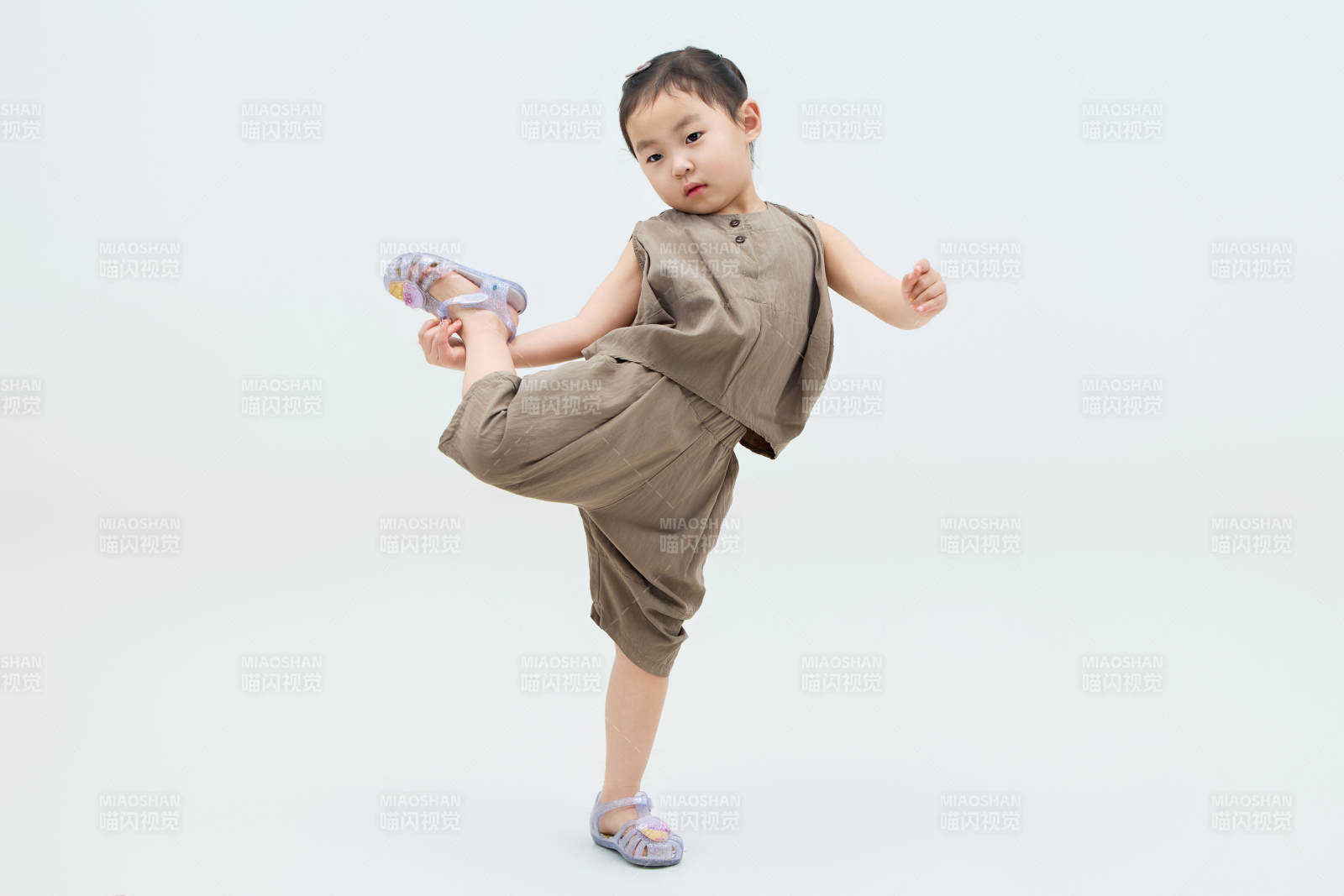 白色背景下可愛的中國小女孩