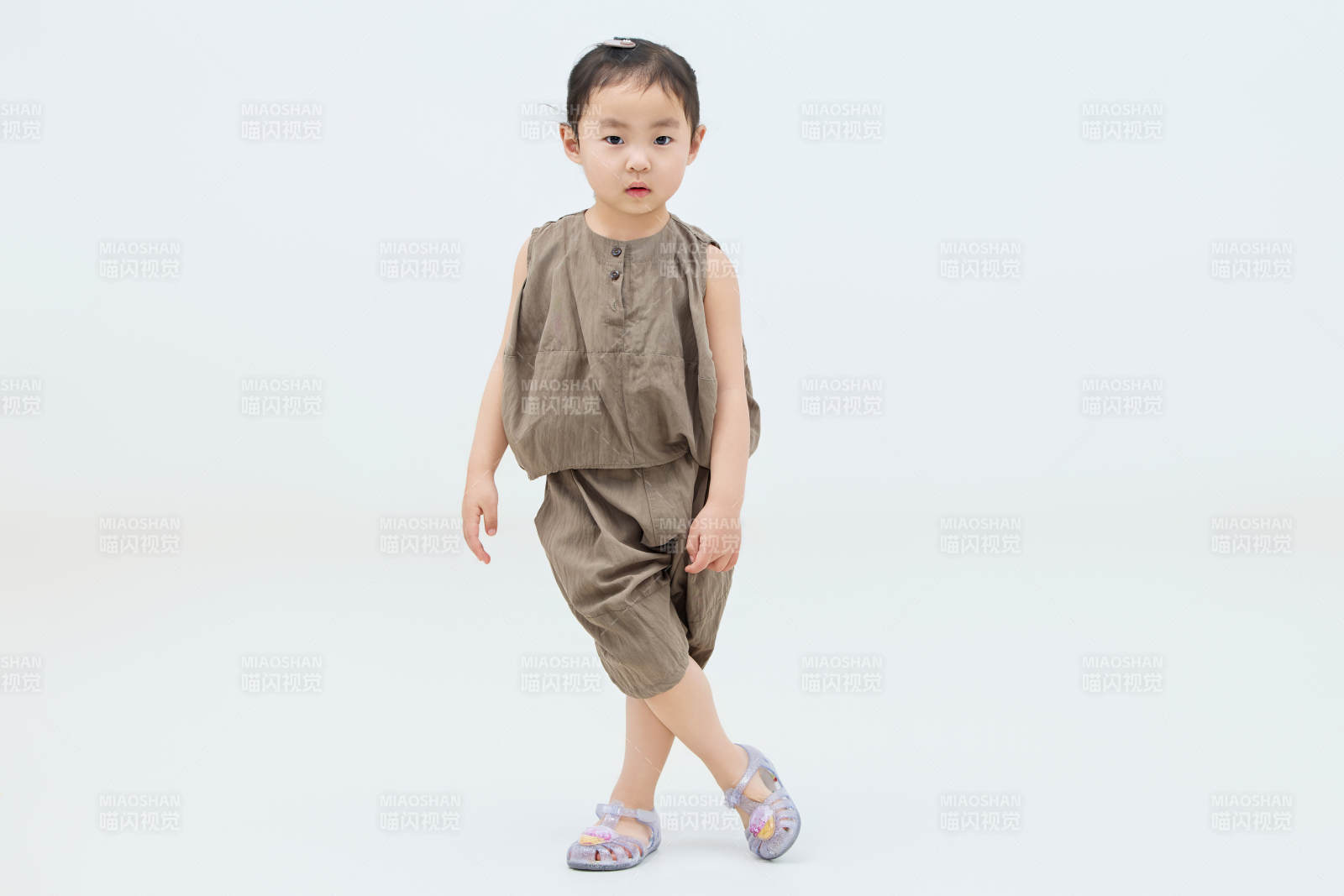 白色背景下可愛的中國小女孩